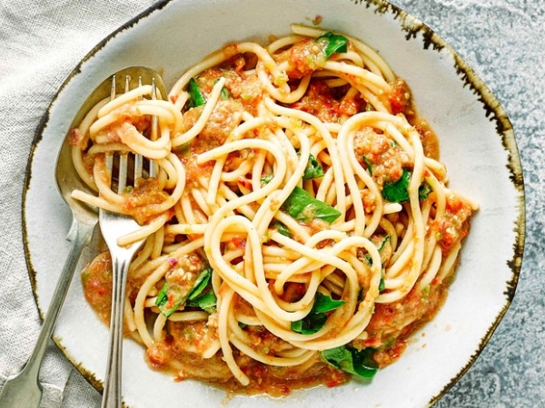 Spaghetti In One-Pan With A Smoky Tomato Sauce